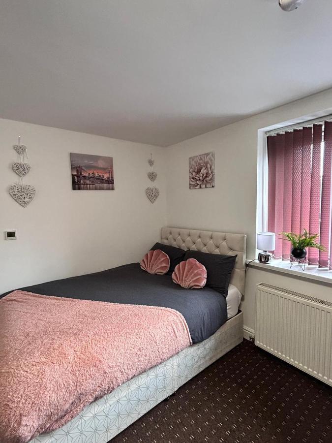 Bv Cozy Deighton Studio With Free Parking - Budget-Friendly Stay Huddersfield Eksteriør bilde